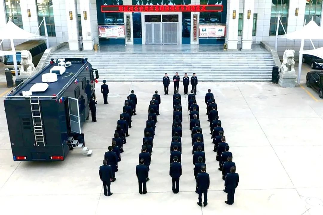 甘肃省临夏州公安局举行应急通信指挥车列装仪式(组图)