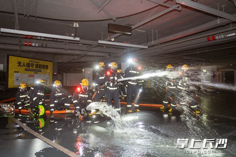 燃！湖南消防举行2023年地下建筑火灾扑救和应急救援实战夜间演练(组图)