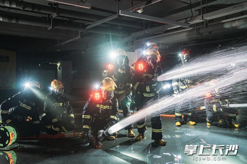 燃！湖南消防举行2023年地下建筑火灾扑救和应急救援实战夜间演练(组图)
