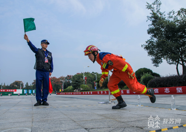 实战化比武竞赛 江苏百余名消防队员亮剑比武场(组图)