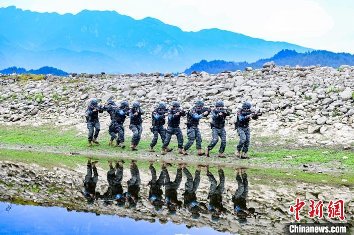 湖北武警“魔鬼周”开启 数百名队员挑战极限(组图)