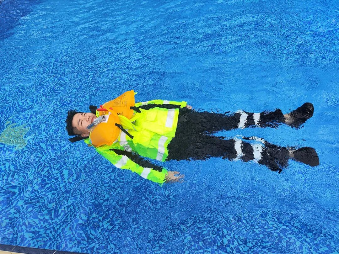 落水后4.5秒内可自动充气的水上自动救生雨衣