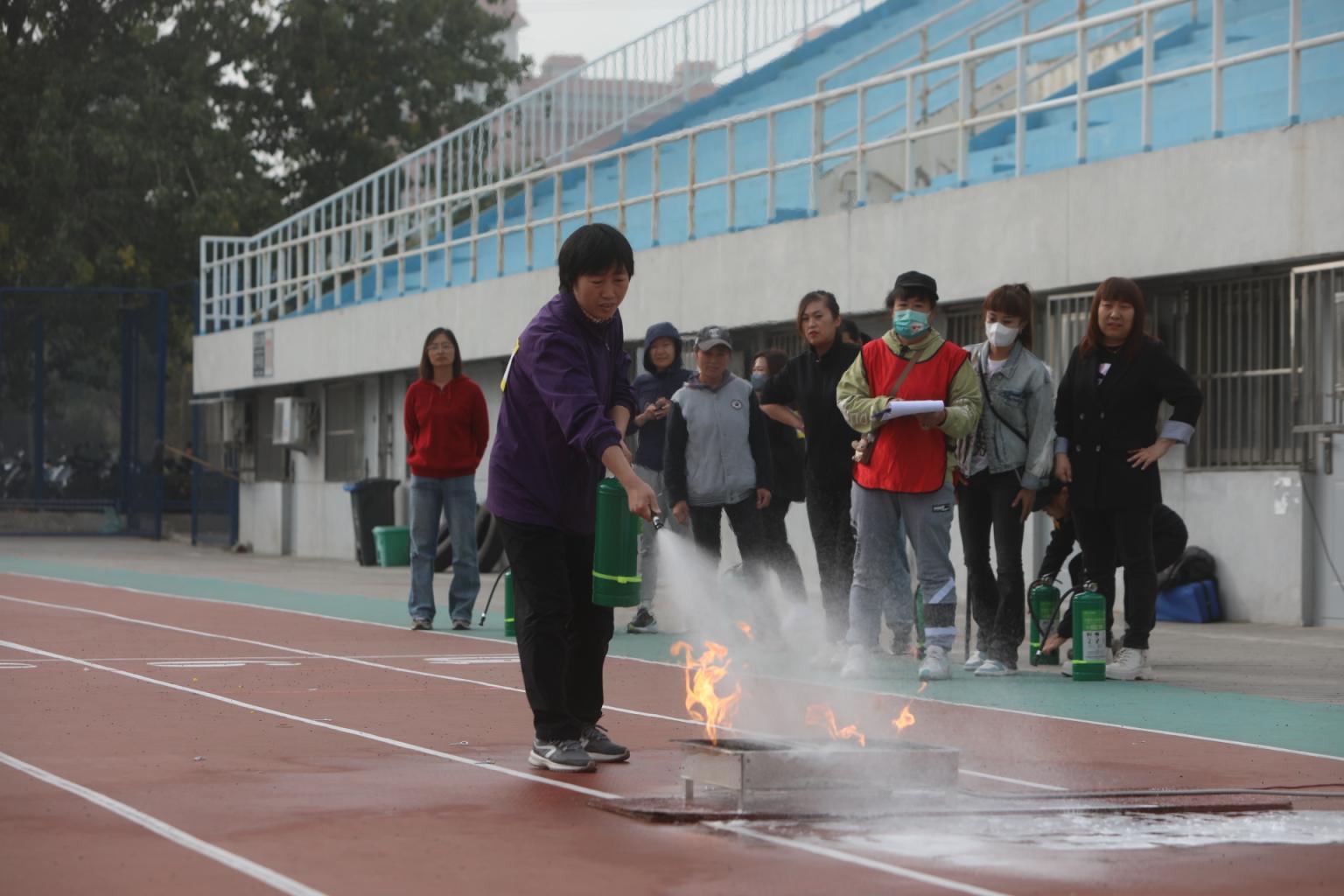 提升自防自救能力，北京石景山举办消防“大比武”(组图)