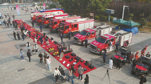 河北省消防宣传月启动仪式举行 互动中学习消防常识近距离了解救援装备(组图)