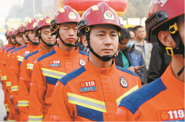 河北省消防宣传月启动仪式举行 互动中学习消防常识近距离了解救援装备(组图)