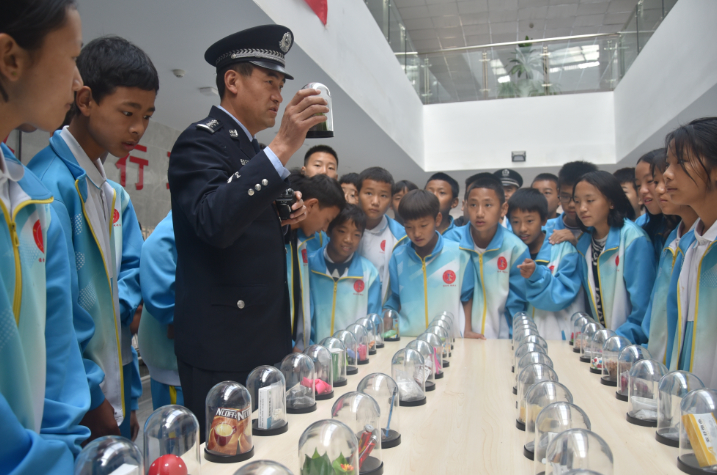 警营开放日 500余人走进四川西昌强戒所接受禁毒教育(图)