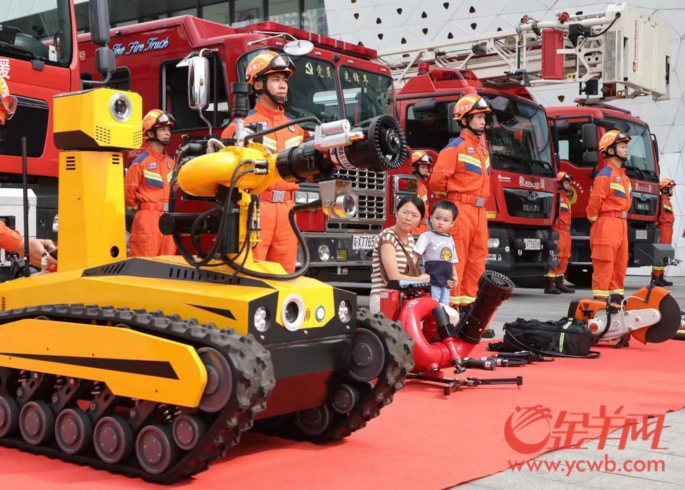广东广州荔湾启动“119”消防宣传月活动，街坊体验消防救援装备(组图)