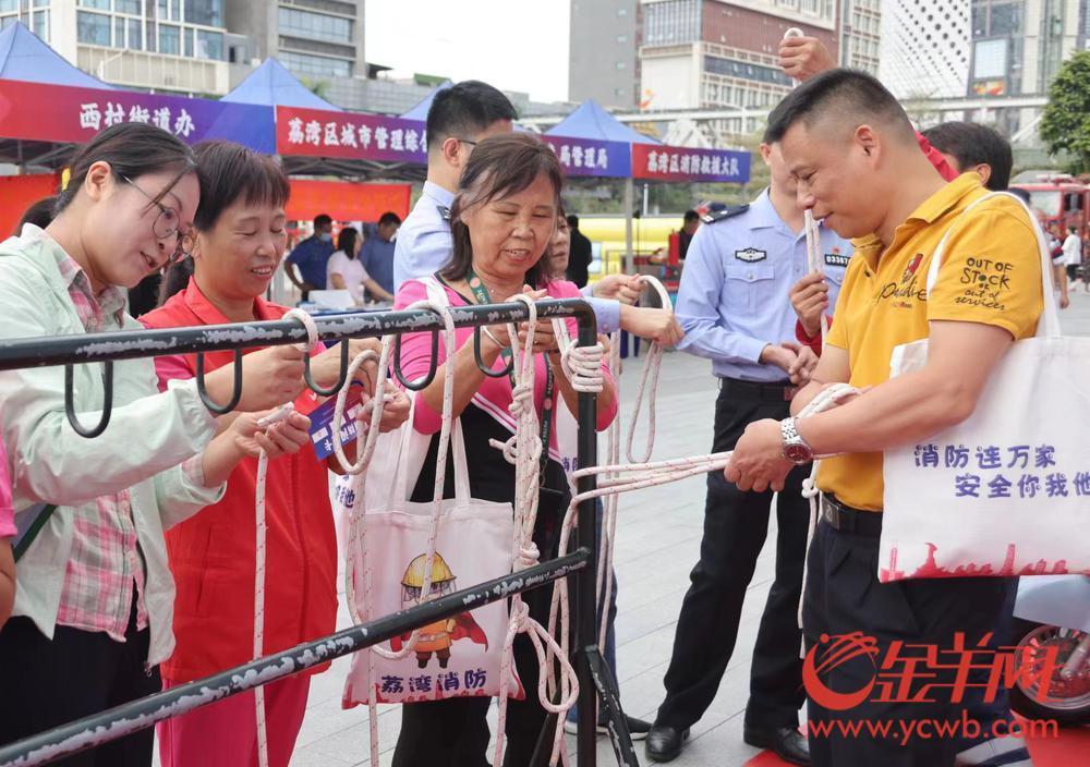 广东广州荔湾启动“119”消防宣传月活动，街坊体验消防救援装备(组图)