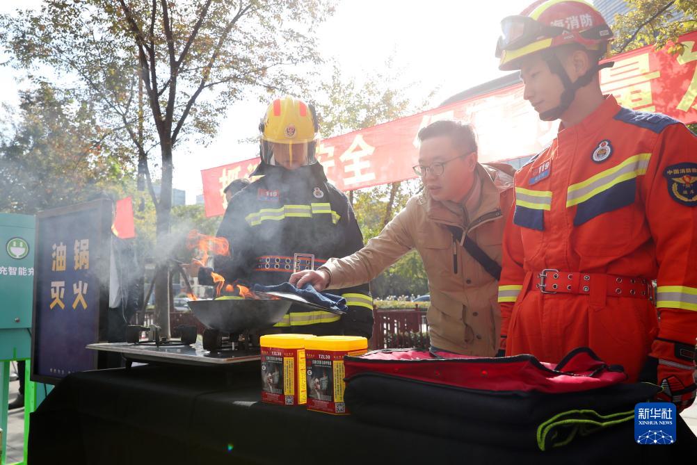 上海举行消防宣传月展示活动(组图)