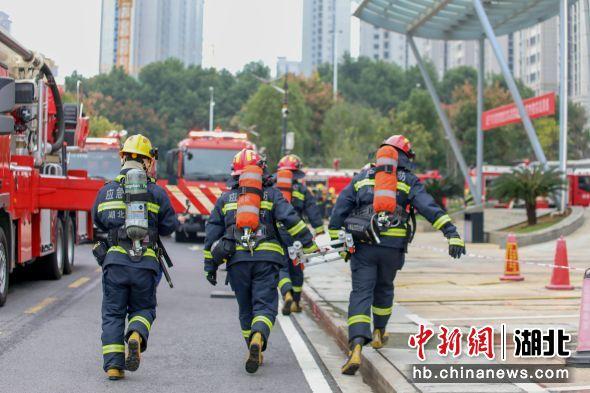 湖北省咸宁市举行高层建筑跨区域灭火救援实战演练(组图)