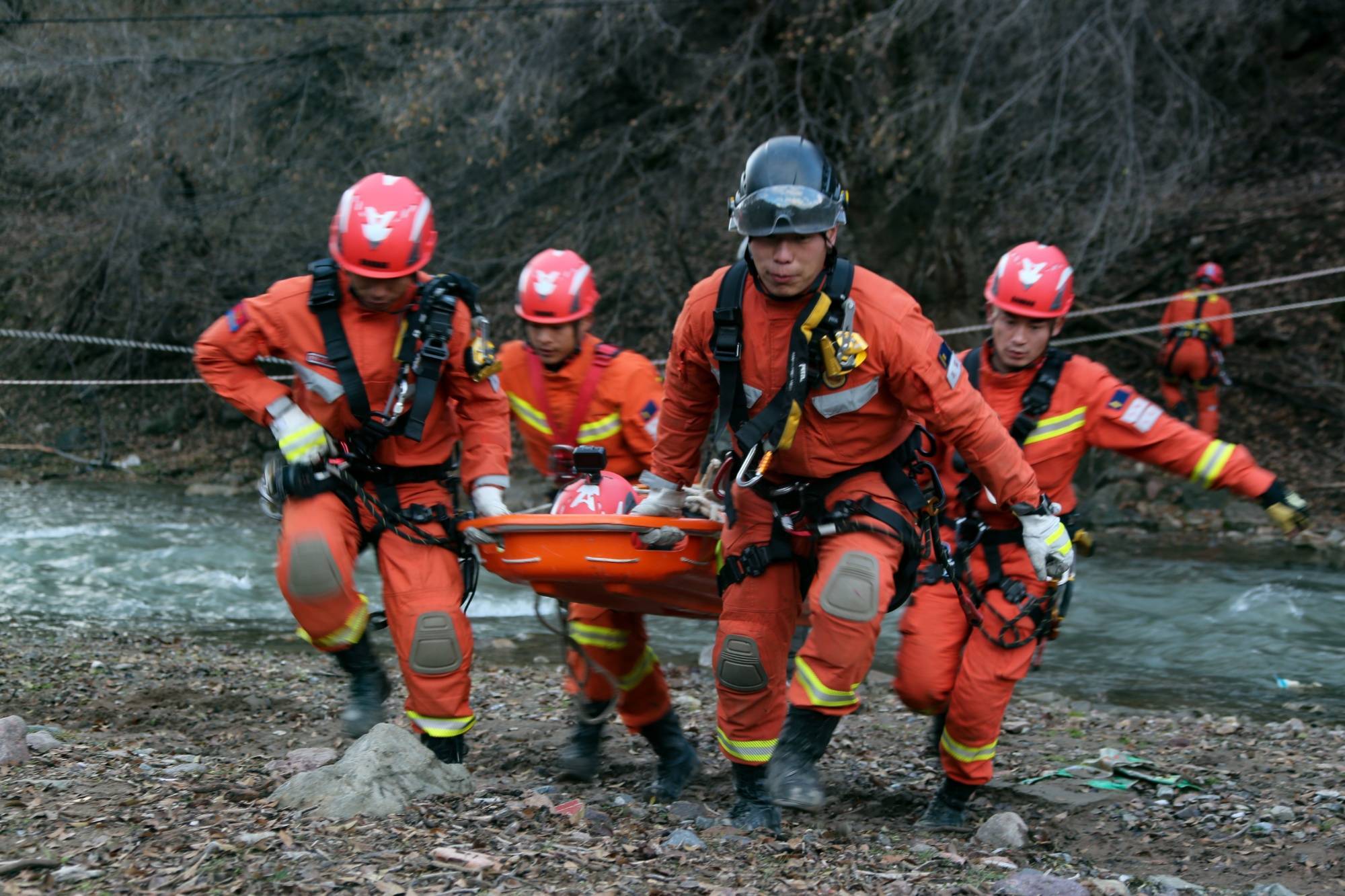 新疆伊犁森林消防支队扎实开展绳索救援训练(组图)