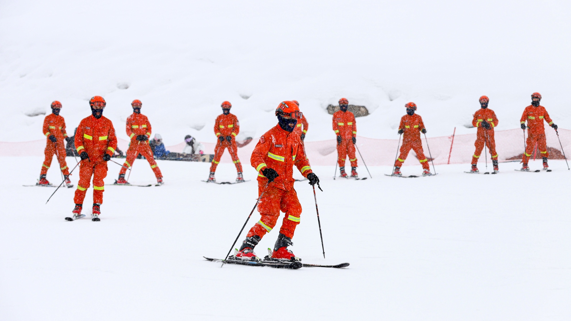 新疆首支轻型冰雪救援“机动队”正式亮相(组图)
