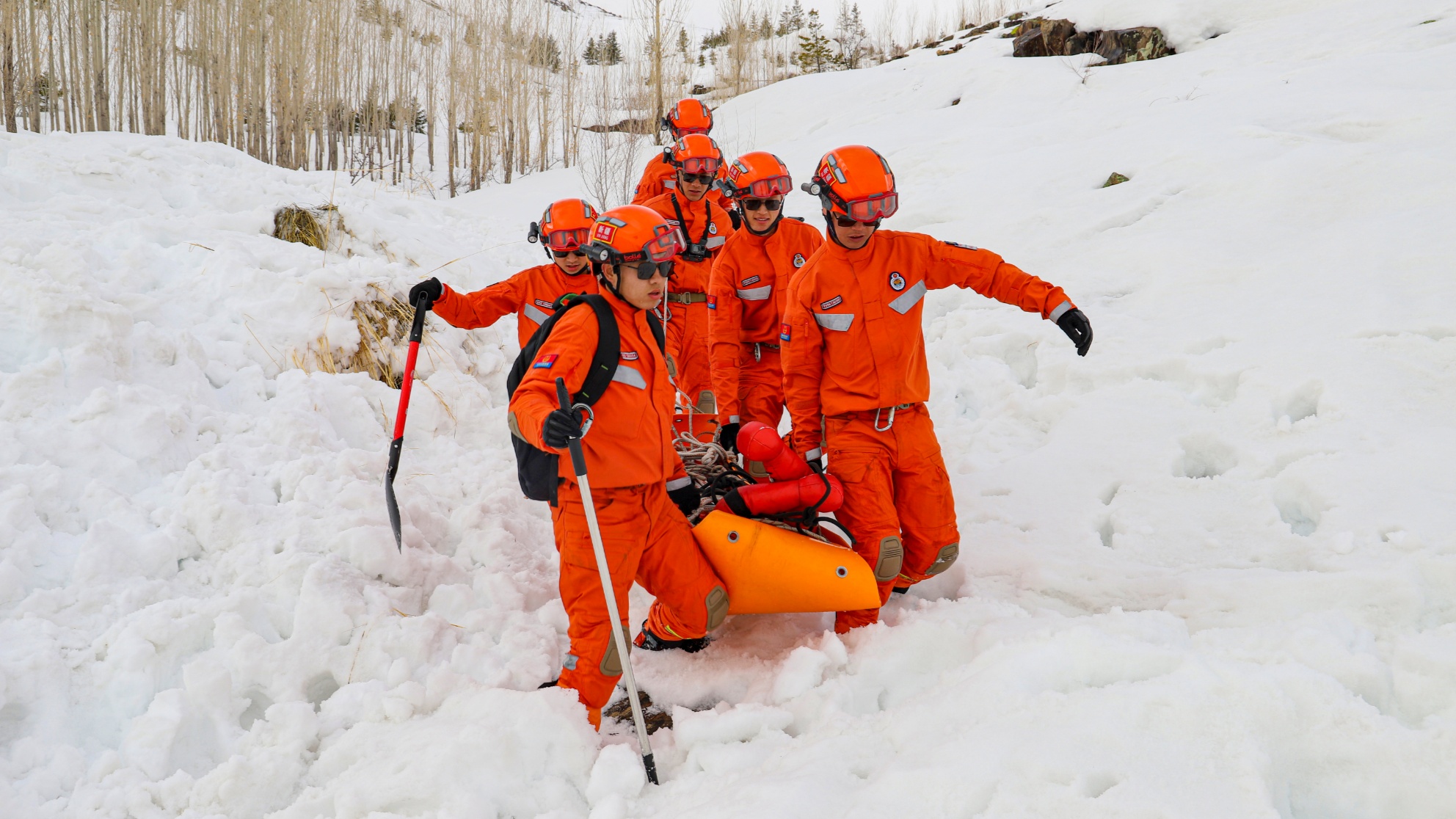新疆首支轻型冰雪救援“机动队”正式亮相(组图)