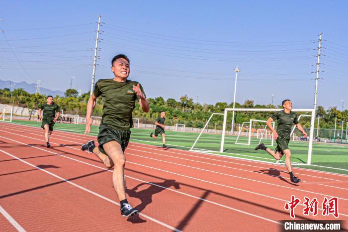 广西百色：直击武警官兵军人运动会现场(组图)