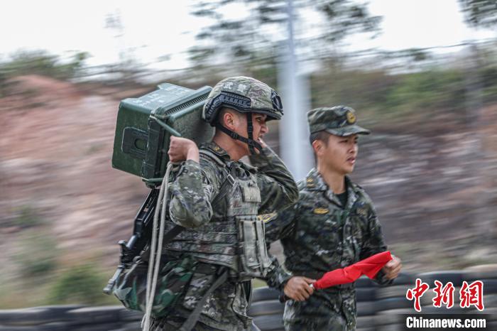 广西百色：直击武警官兵军人运动会现场(组图)