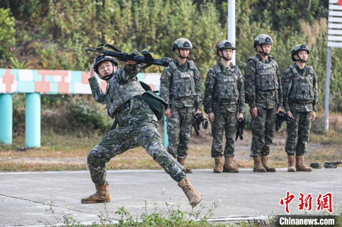 广西百色：直击武警官兵军人运动会现场(组图)