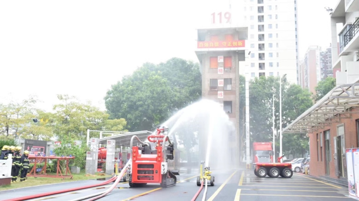 广东东莞：首支整建制机器人灭火专业队展示消防科技硬实力