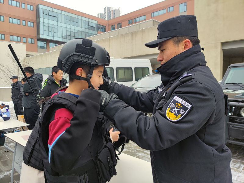 北京警方“平安有我”安全防范宣讲进校，中学生体验试穿警用装备(组图)