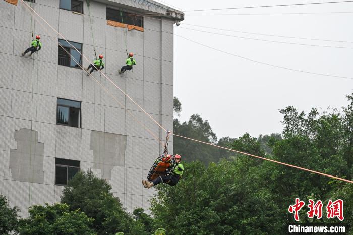 50支专业救援队伍同台竞技 重庆举行首届应急救援技能竞赛(组图)