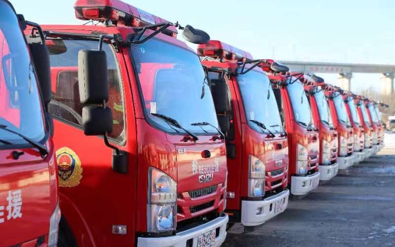 北京丰台消防举行新车配发仪式，包括机器人运输车等高精尖消防车(图)