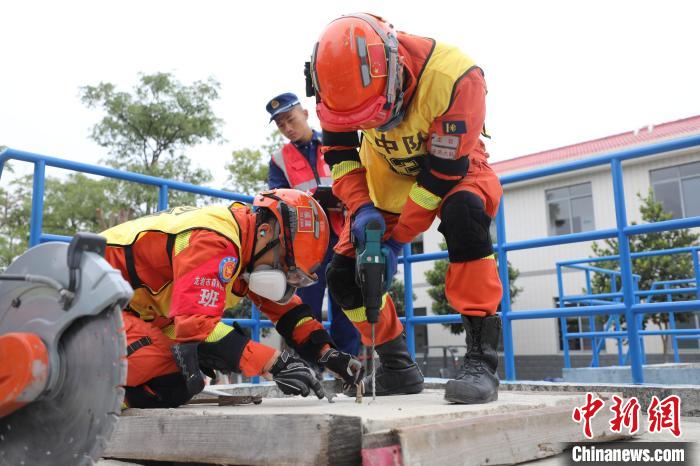 福建漳州：实战比武 锤炼应急救援能力(组图)