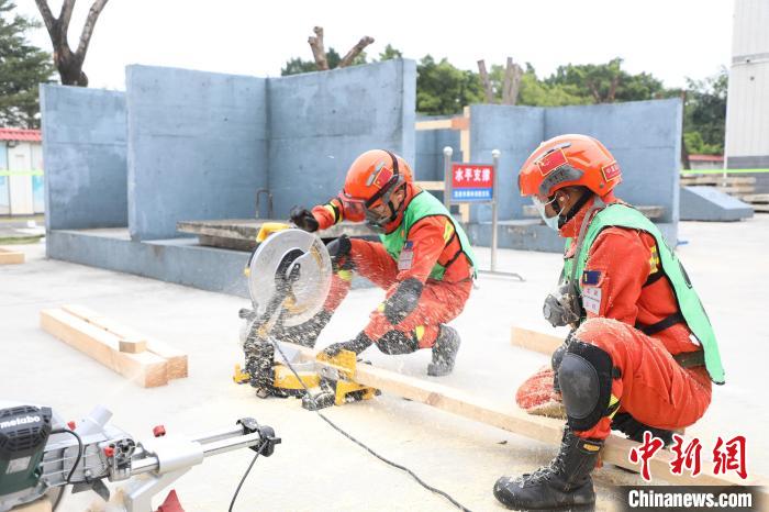 福建漳州：实战比武 锤炼应急救援能力(组图)