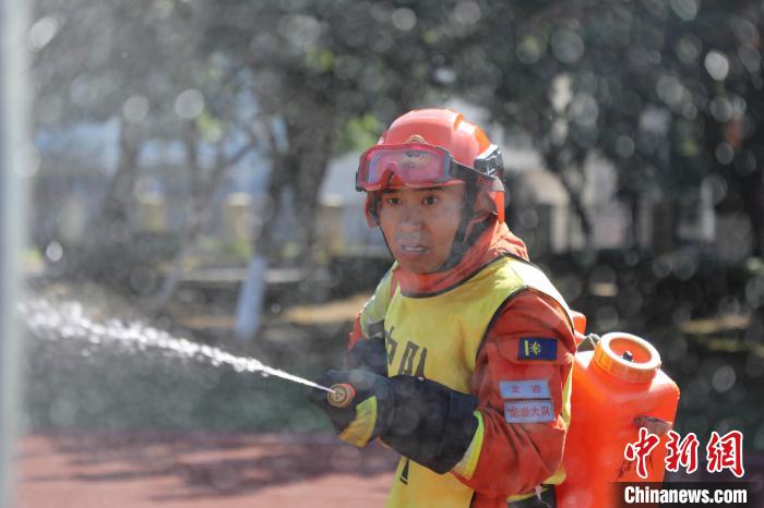 福建漳州：实战比武 锤炼应急救援能力(组图)