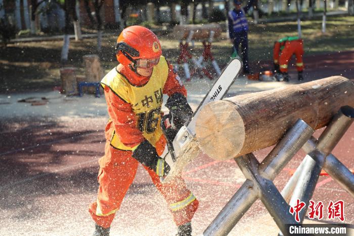 福建漳州：实战比武 锤炼应急救援能力(组图)