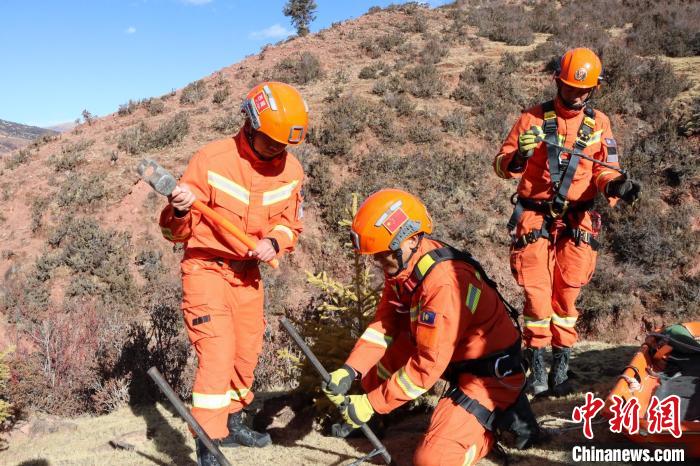 西藏芒康森林消防开展实战化绳索救援训练(组图)