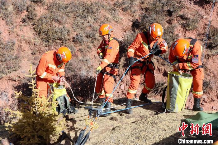 西藏芒康森林消防开展实战化绳索救援训练(组图)