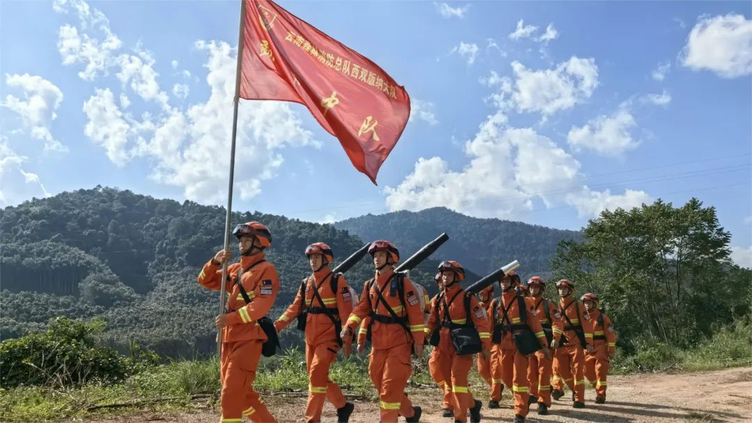 云南西双版纳州森林消防大队勐腊中队开展负重行军野外实战化训练(组图)