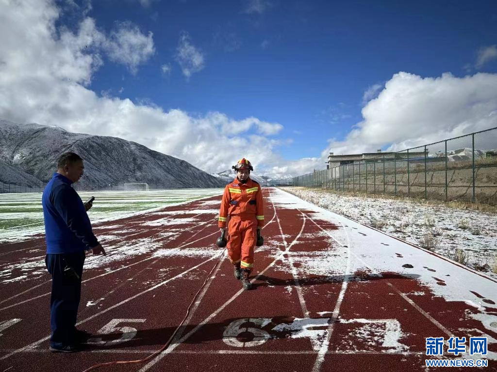 西藏巴青县消防救援大队开展冬季实战化训练(组图)