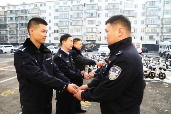 吉林省集安市公安局举行警用电动车发放仪式(组图)
