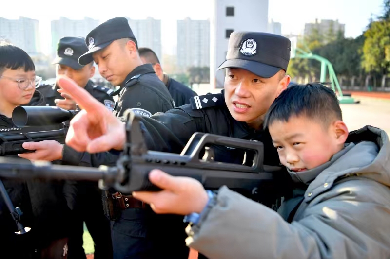 安徽省亳州市公安局特警支队举办警营开放日，市民零距离体验警务装备(组图)
