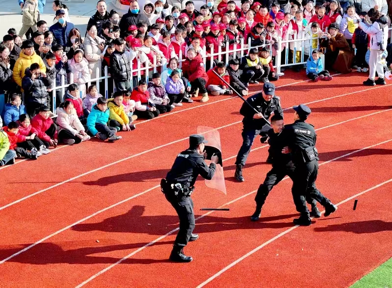 安徽省亳州市公安局特警支队举办警营开放日，市民零距离体验警务装备(组图)