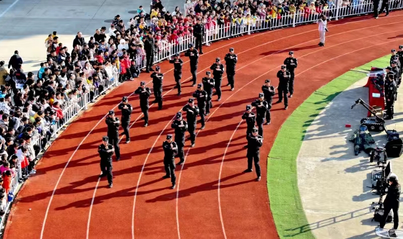 安徽省亳州市公安局特警支队举办警营开放日，市民零距离体验警务装备(组图)