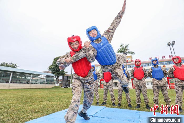 武警广西贵港官兵拉开练兵战幕 掀起练兵备战热潮(组图)