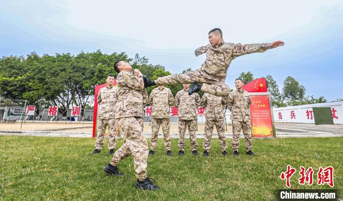 武警广西贵港官兵拉开练兵战幕 掀起练兵备战热潮(组图)