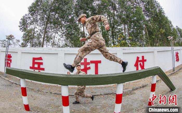 武警广西贵港官兵拉开练兵战幕 掀起练兵备战热潮(组图)