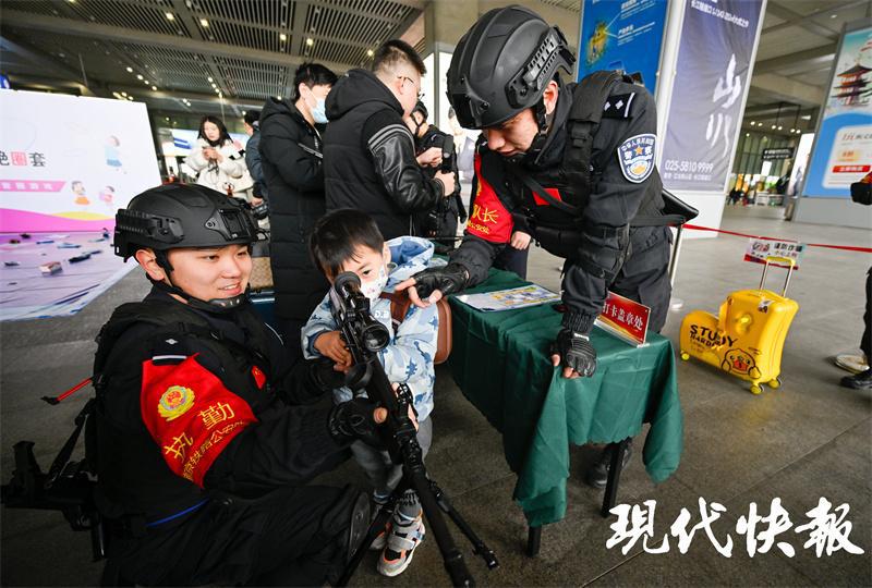 警察节前夕，江苏南京铁警请群众“沉浸式”体验警营(组图)