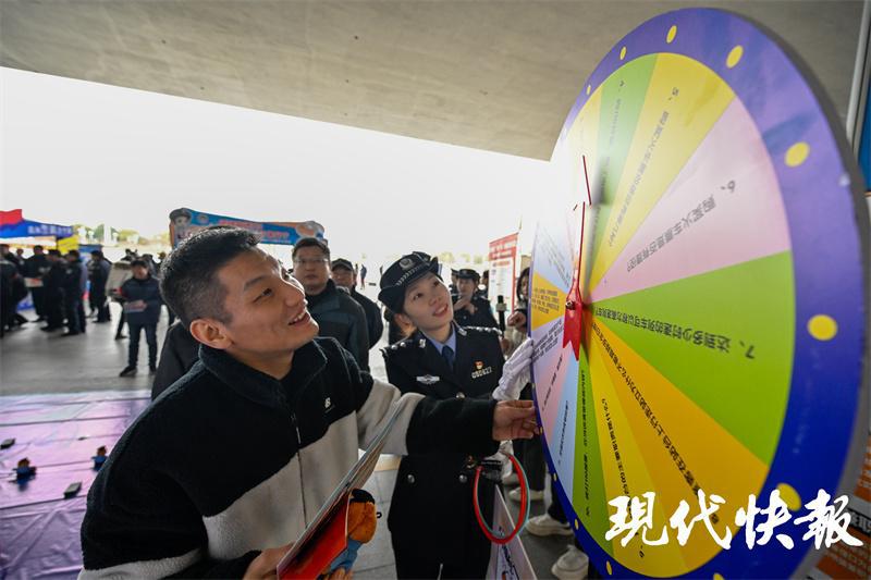 警察节前夕，江苏南京铁警请群众“沉浸式”体验警营(组图)