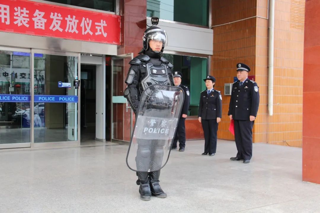 山西阳泉郊区公安分局举行“警察节”警用装备发放仪式(组图)