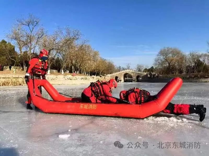 “破冰救援” 北京东城消防蓝朋友开展冰域救援训练(组图)