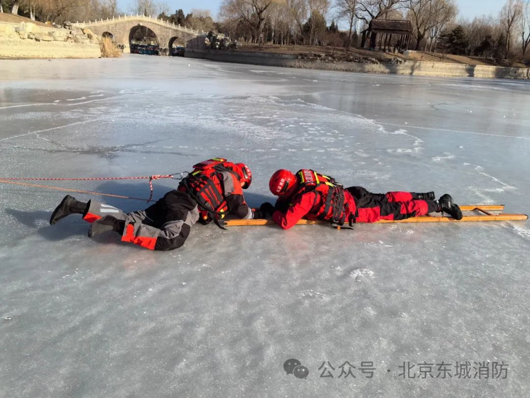 “破冰救援” 北京东城消防蓝朋友开展冰域救援训练(组图)