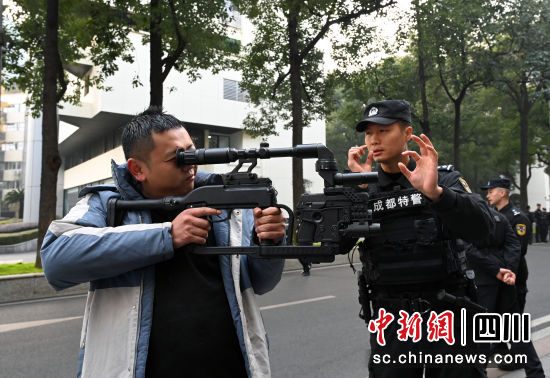 四川省成都市公安局举行中国人民警察节警营开放日活动(组图)