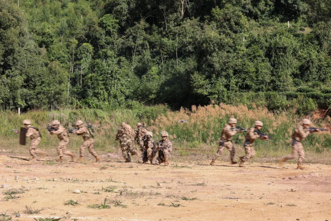 百练求打赢 实战淬精兵——武警普洱支队掀起实战化练兵热潮(组图)