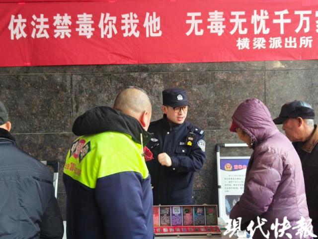 与群众面对面，江苏南京六合警方“禁毒摊位”进集市(图)