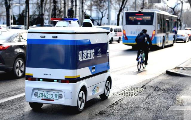 全国首批无人驾驶巡逻车在北京经开区上路测试(组图)