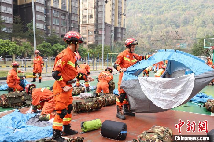 广西河池消防演练地震救援(组图)