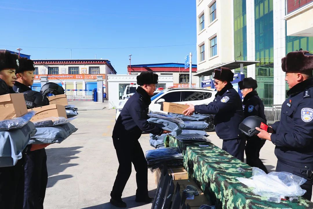 西藏聂荣县公安局举办丹东市公安局援助帮扶警用装备发放仪式(组图)